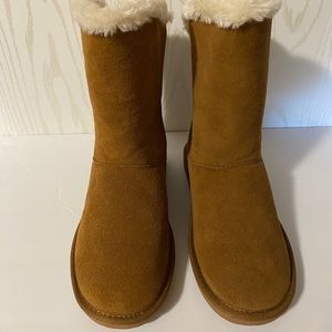 Minnetonka Leather/Suede Women’s Boot. Size 10.